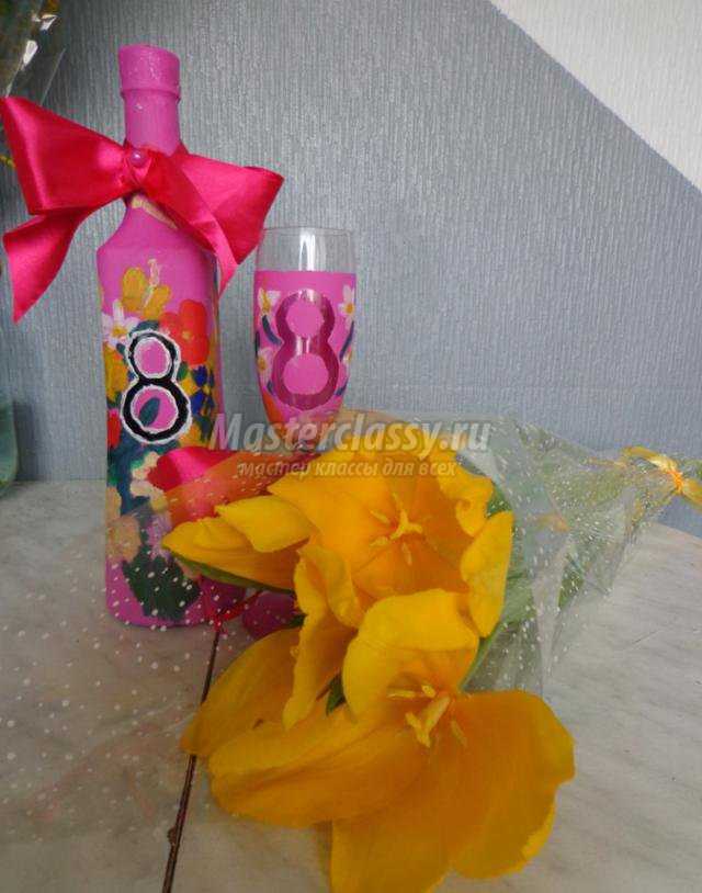 Бутылка и бокал с росписью акриловыми красками маме на 8 Марта. Мастер класс с пошаговыми фото