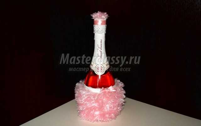 Декор шампанского на свадьбу органзой и кружевом.