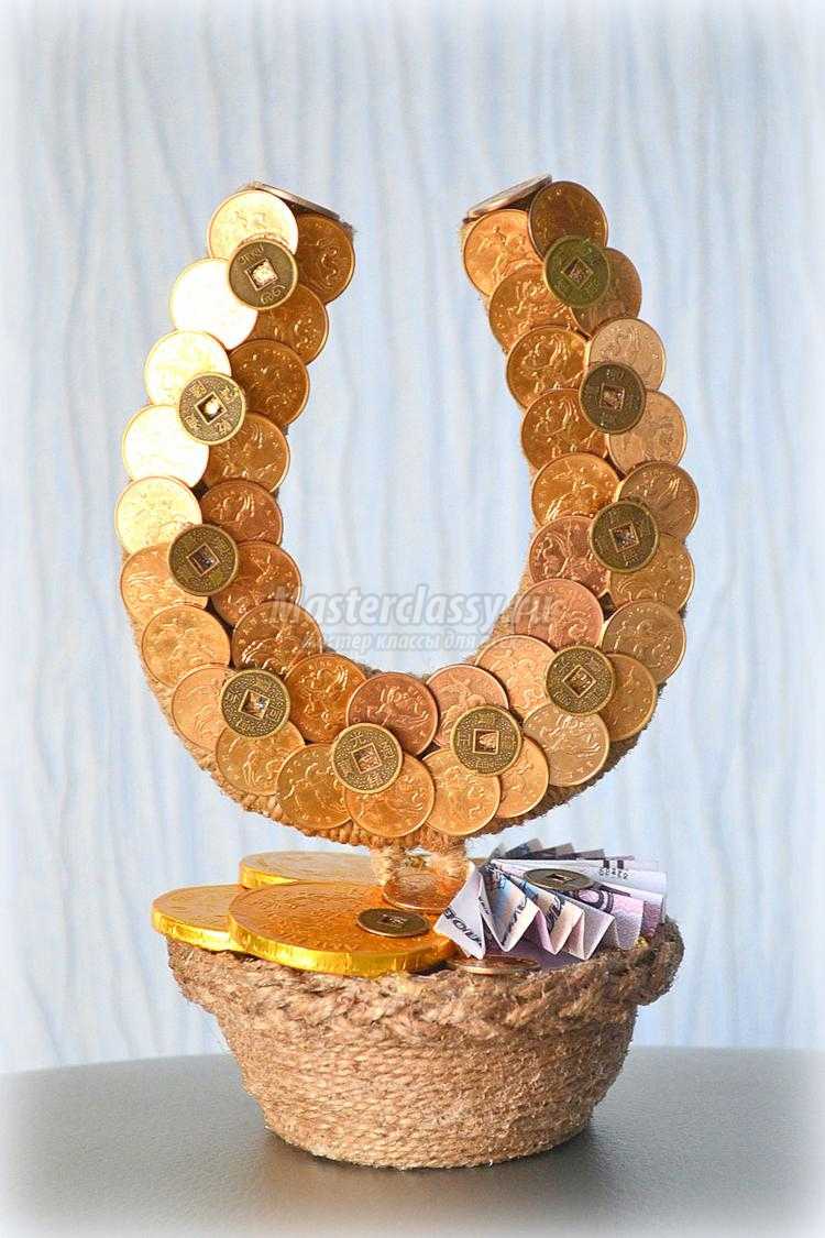 Денежная подкова с монетами и шоколадом. Фото