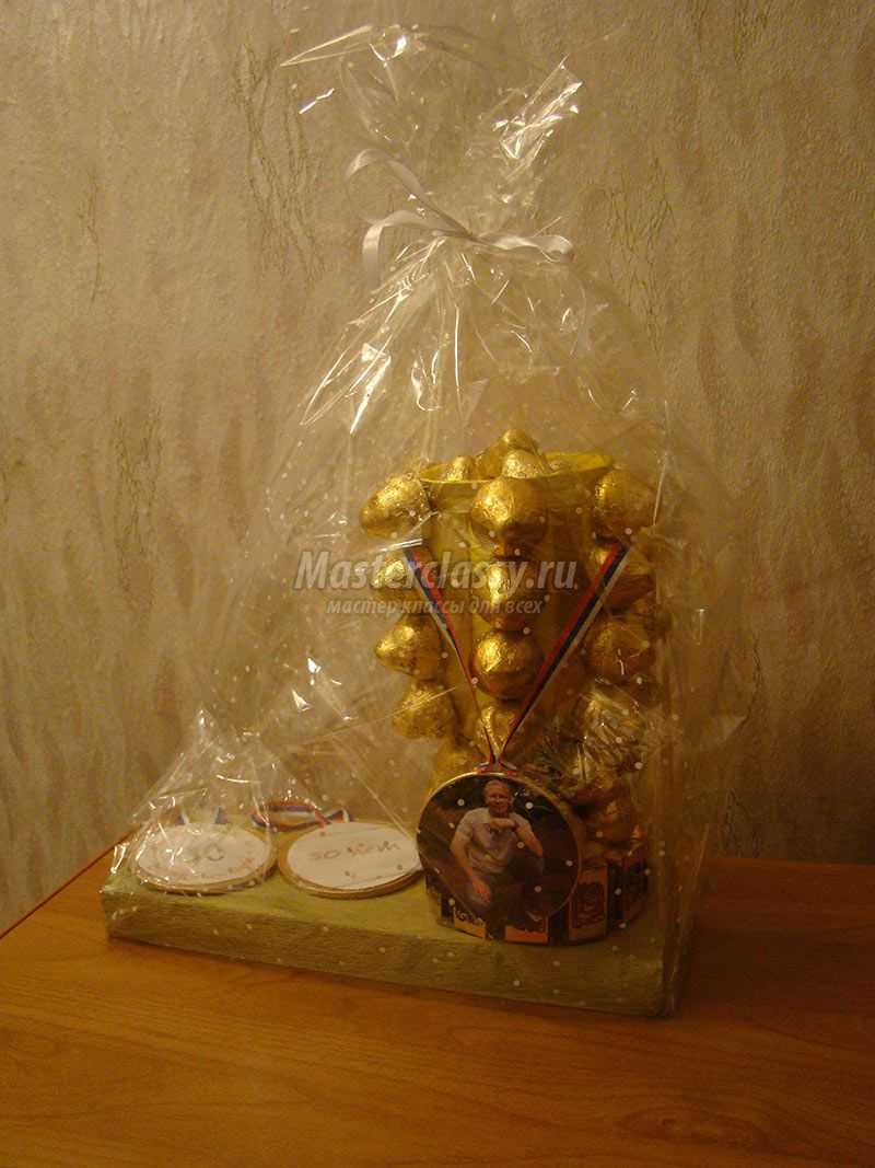 Золотой кубок из конфет. Мастер-класс с пошаговым фото