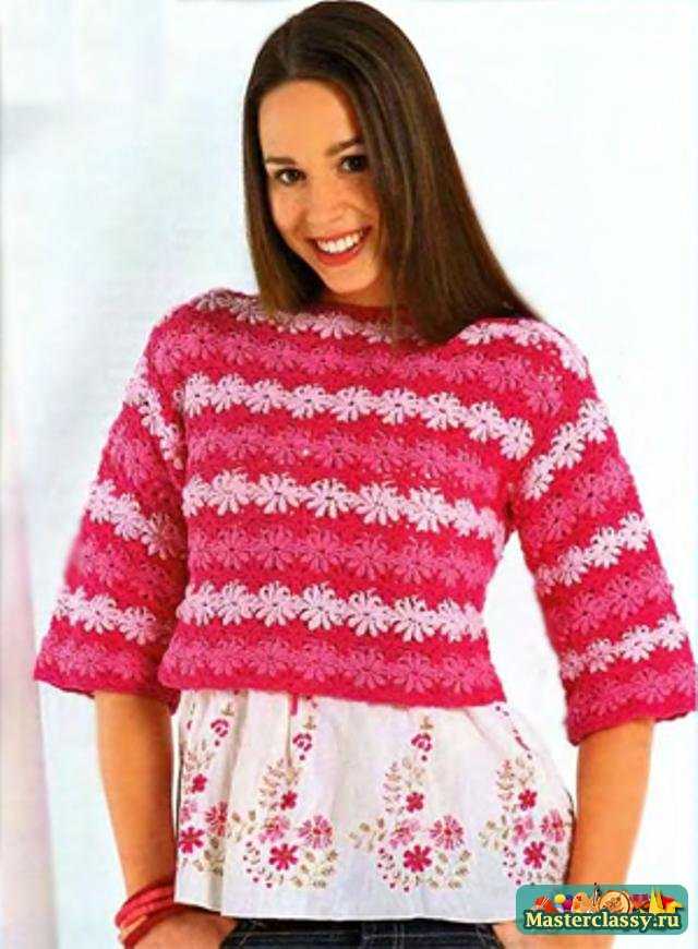 Короткий пуловер с цветами для беременной крючком