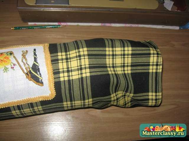 Подушка-конфетка со вставкой вышивки. Мастер класс
