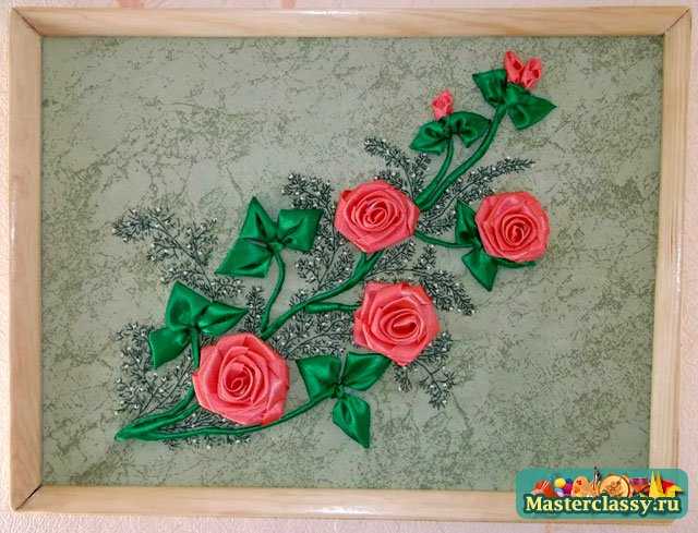 Картина из атласных лент: узоры цветов и садовая роза