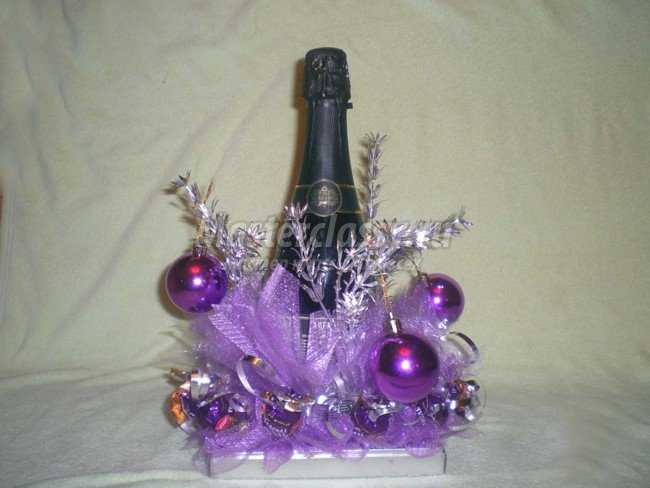 Декор бутылки шампанского на Новый год: подставка из фоамирана с цветком и снежинками