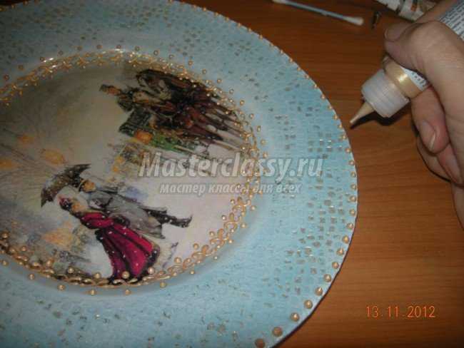 Зимний декупаж тарелки со сложным фоном