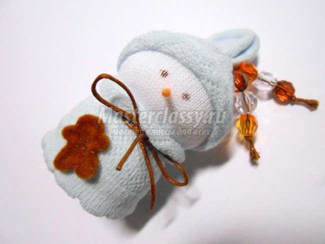 Елочная игрушка Снеговик из детских носочков