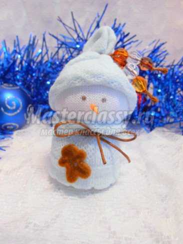 Елочная игрушка Снеговик из детских носочков
