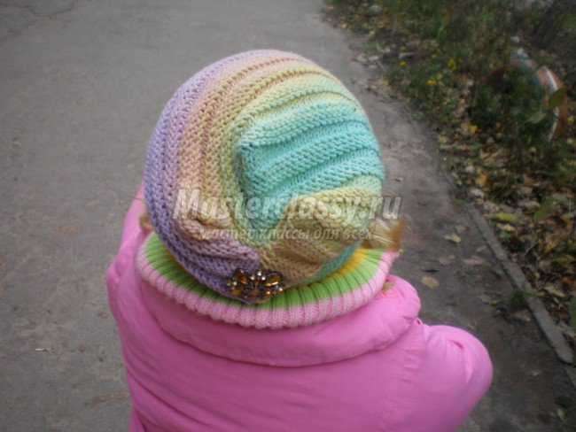 Детская шапочка вязаная спиральным узором.