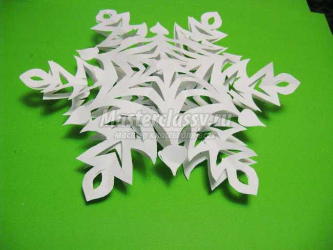 Объемная снежинка из бумаги