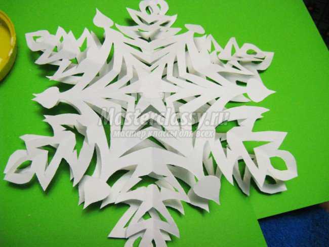 Объемная снежинка из бумаги