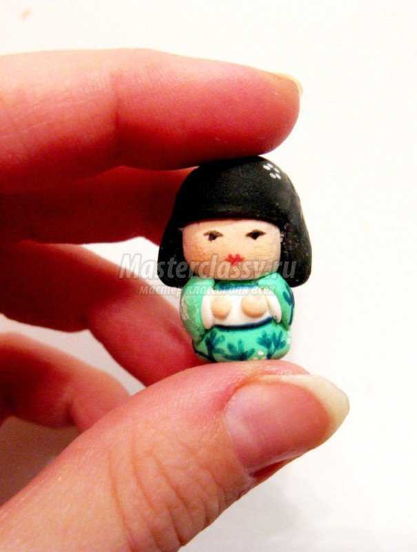 Миниатюрная куколка-японка в технике лепки