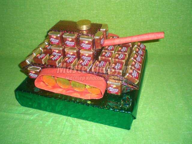 Сладкий танк из конфет