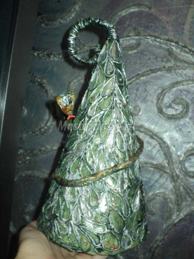 оригинальная елка из салфеточных нитей