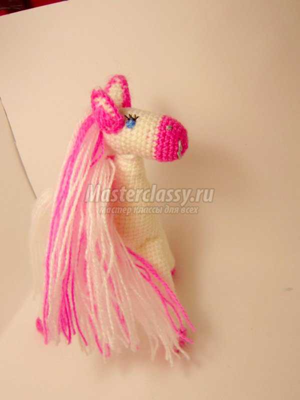 Вязание. Розовая лошадка