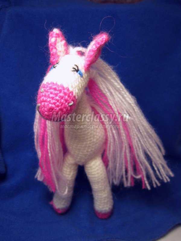 Вязание. Розовая лошадка