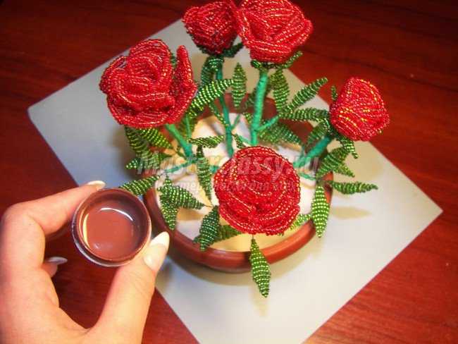Куст красных роз из бисера