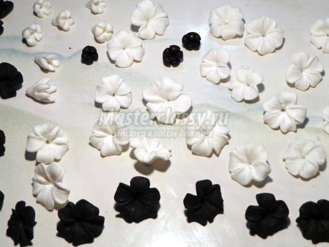 Браслет Черно-белые цветы из пластики