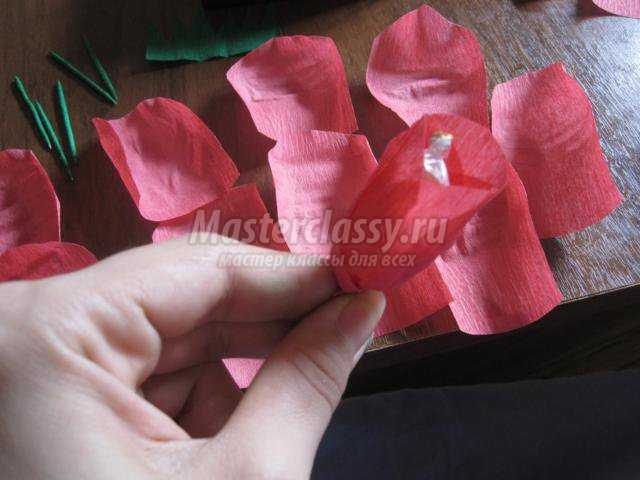 розы из конфет и гофрированной бумаги