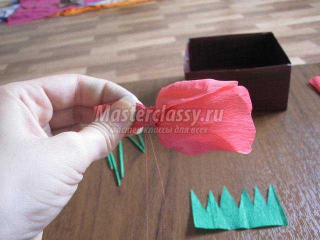розы из конфет и гофрированной бумаги
