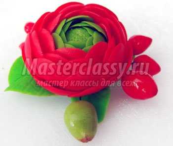 Брошь из самозастывающей флористической глины «Красный ранункулюс с ягодами»