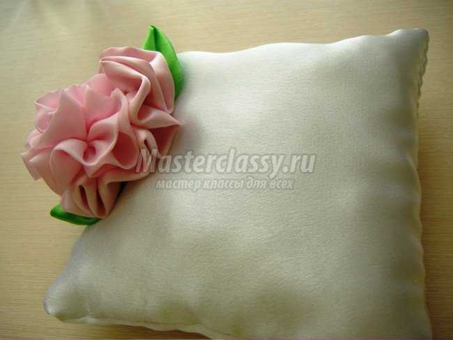 Свадебная подушка с цветком
