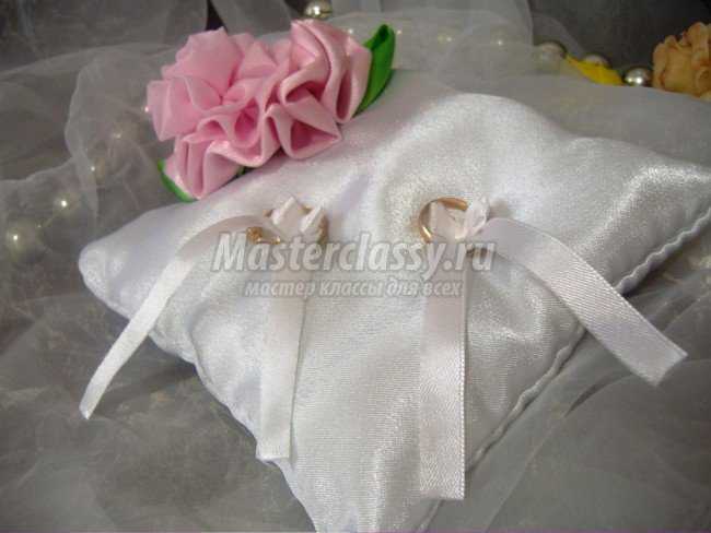 Свадебная подушка с цветком