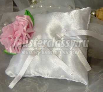 Свадебная подушка с розовым цветочком. Мастер - класс