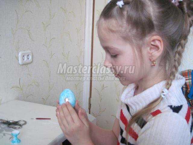 пасхальное яйцо с росписью и наклейками