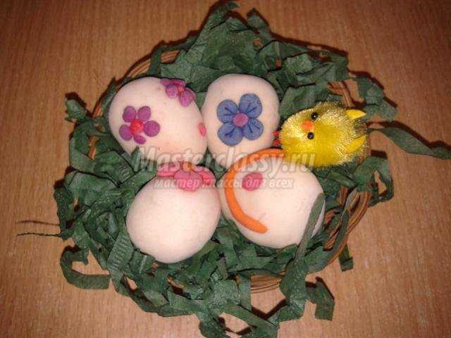 пасхальное лукошко с яйцами из соленого теста