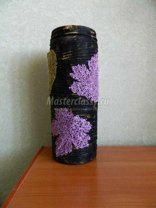 ваза в листьях из пластиковой баночки