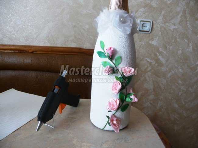 Украшение свадебных бутылок розами