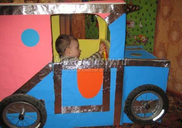 Детский автомобиль из картонной коробки