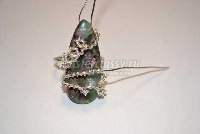 Колечко из проволоки в технике wire wrap с натуральным камнем флюорит в пирите