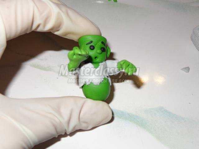 детская поделка из полимерной глины на Хэллоуин. Зомбик