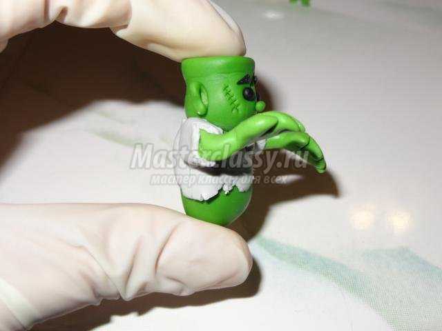 детская поделка из полимерной глины на Хэллоуин. Зомбик
