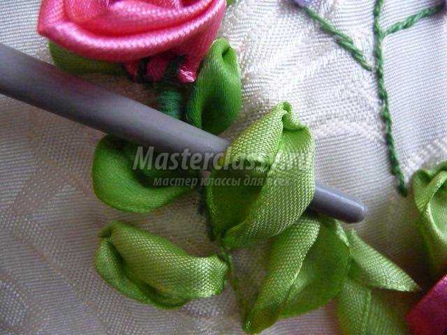 вышивка атласными лентами декоративной подушечки