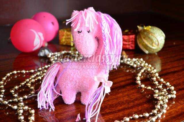 розовая лошадка из флиса. Новогодний сувенир