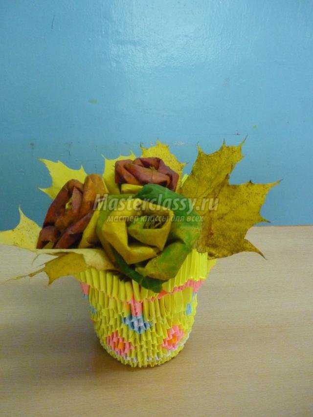 ваза в технике модульного оригами с розами из листьев