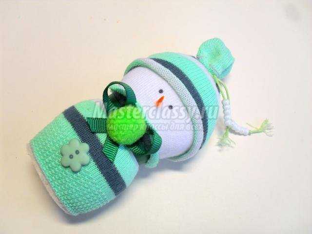 игрушка-снеговик из детских носочков