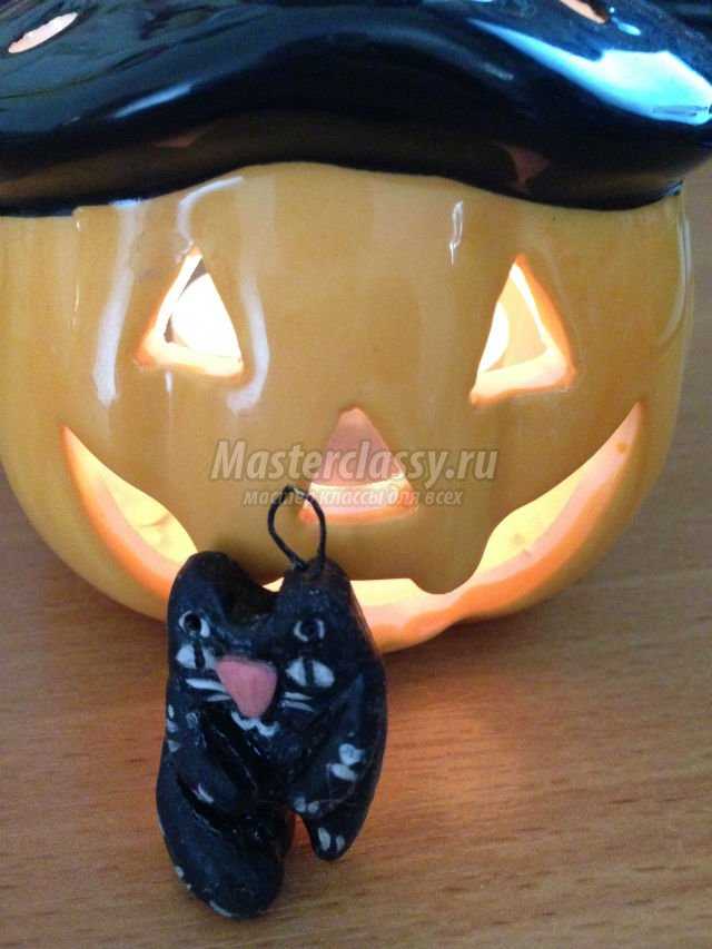 поделки на Хэллоуин. Черный кот из пластики
