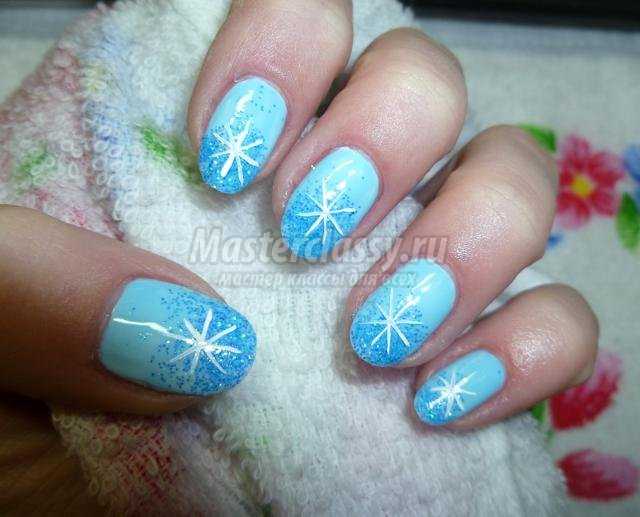 зимняя роспись ногтей маникюр. Блестящие снежинки