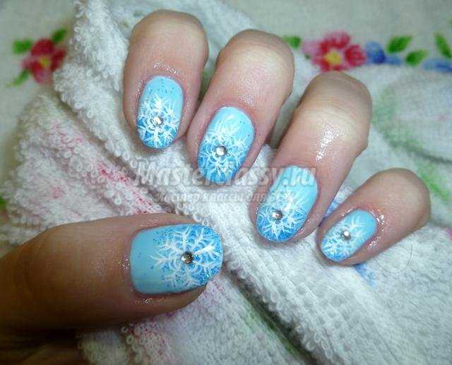 зимняя роспись ногтей маникюр. Блестящие снежинки