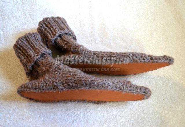 вязаные спицами тапочки-носки на готовой подошве