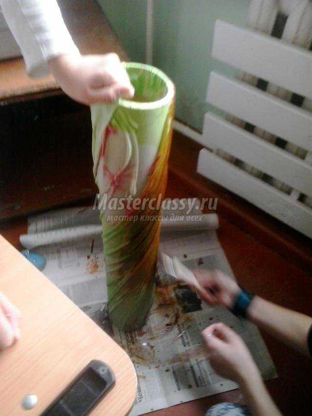 напольная ваза из трубы от линолеума с капроновыми цветами