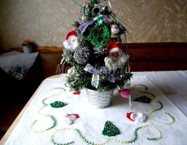 вышитая салфетка к Новому году с вязаными елочками и Дедами Морозами