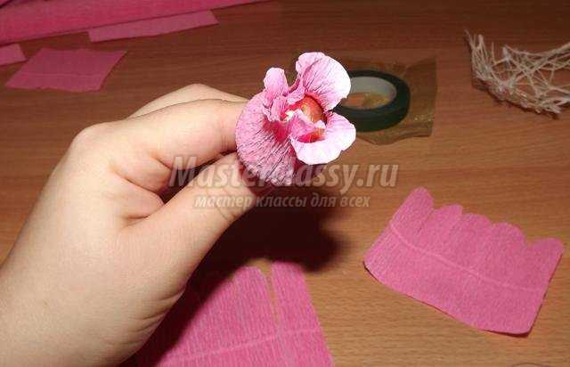 цветы из конфет и гофрированной бумаги своими руками