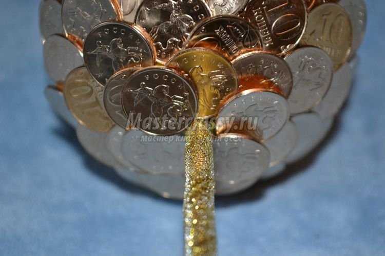 Золотое дерево из монет 