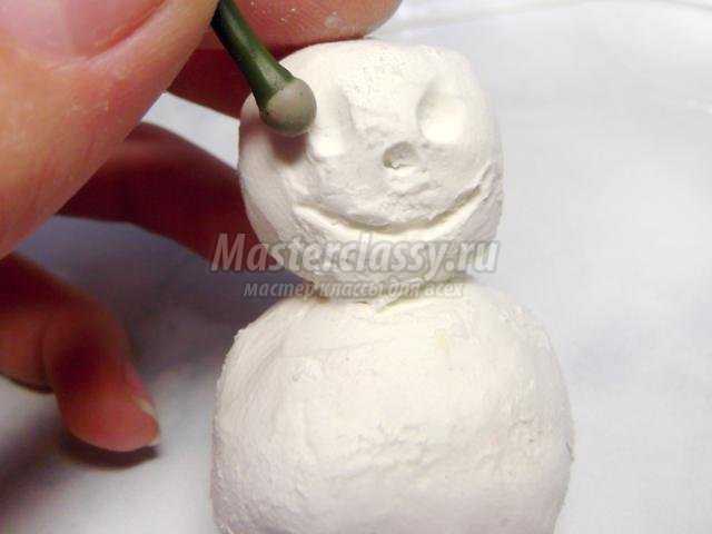 снеговик с елочкой из самозатвердевающей массы для лепки