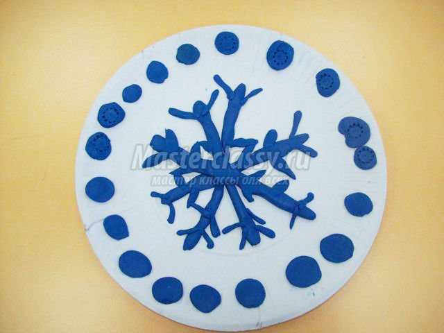 пластилинография на одноразовой тарелке. Снежинка