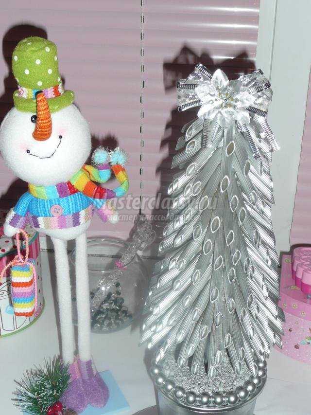 елка из макарон и баночка со снеговиком